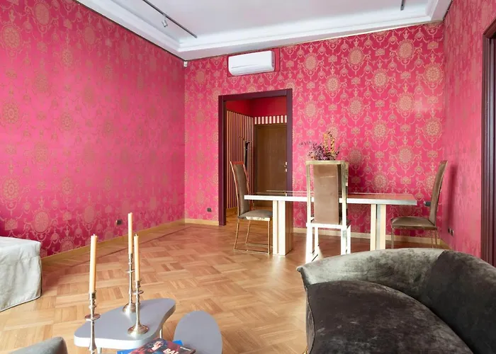 An Elegant Vacation Rental Near Duomo Milan, 2 Bedrooms, 6 Guests