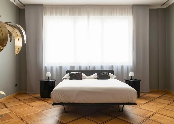 An Elegant Vacation Rental Near Duomo Milan, 2 Bedrooms, 6 Guests Apartment Milan