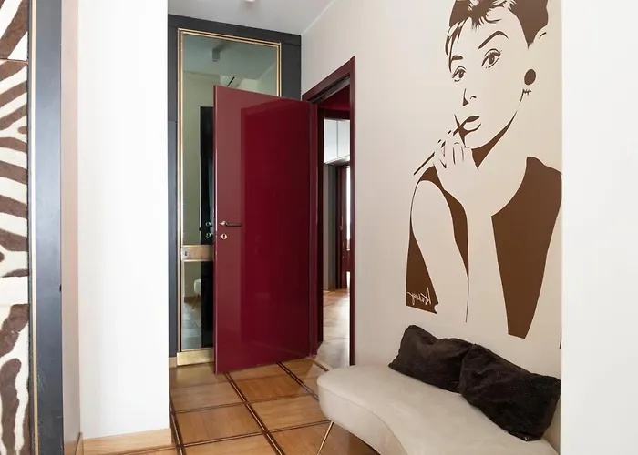 Apartment An Elegant Vacation Rental Near Duomo Milan, 2 Bedrooms, 6 Guests *