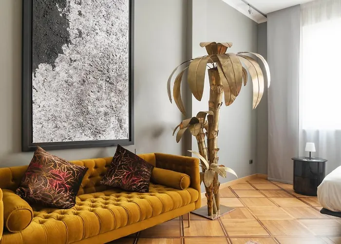 An Elegant Vacation Rental Near Duomo Milan, 2 Bedrooms, 6 Guests Milan