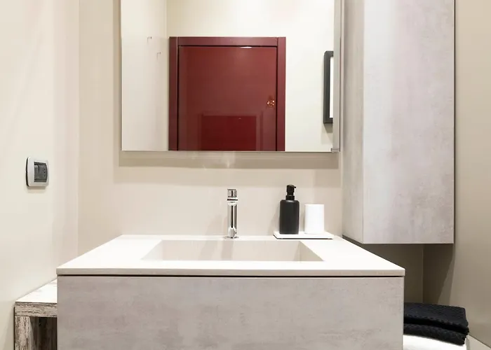 An Elegant Vacation Rental Near Duomo Milan, 2 Bedrooms, 6 Guests Apartment