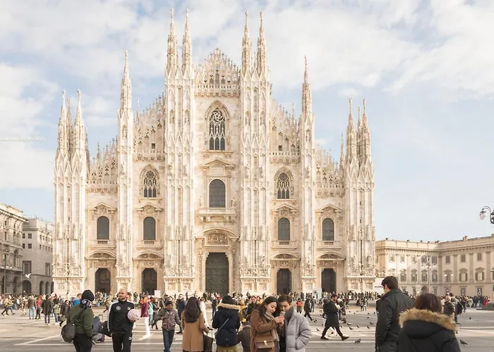 An Elegant Vacation Rental Near Duomo Milan, 2 Bedrooms, 6 Guests Apartment