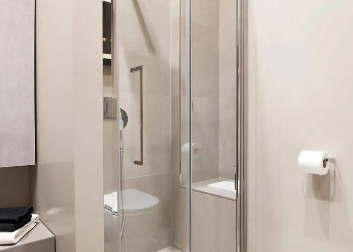 An Elegant Vacation Rental Near Duomo Milan, 2 Bedrooms, 6 Guests Apartment Milan