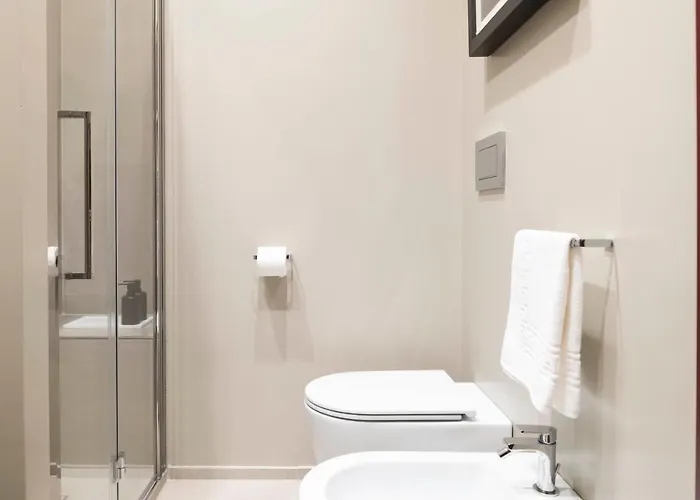 An Elegant Vacation Rental Near Duomo Milan, 2 Bedrooms, 6 Guests *