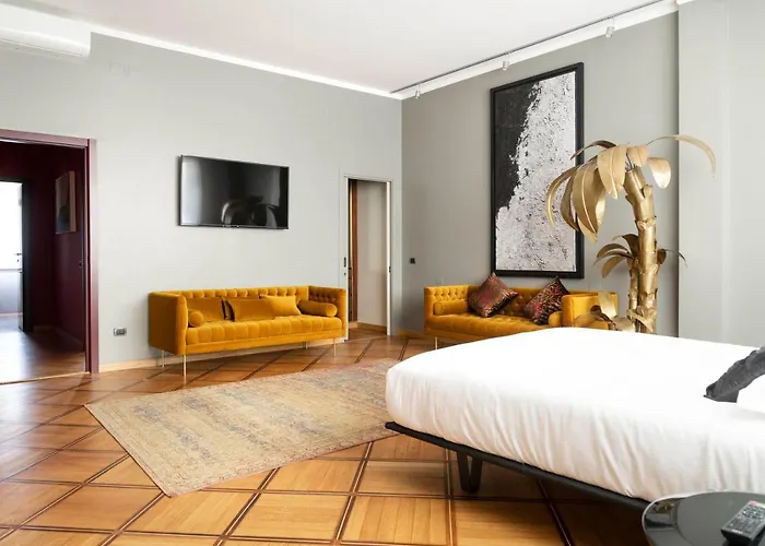 Apartment An Elegant Vacation Rental Near Duomo Milan, 2 Bedrooms, 6 Guests *