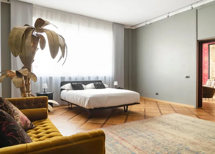 Apartment An Elegant Vacation Rental Near Duomo Milan, 2 Bedrooms, 6 Guests