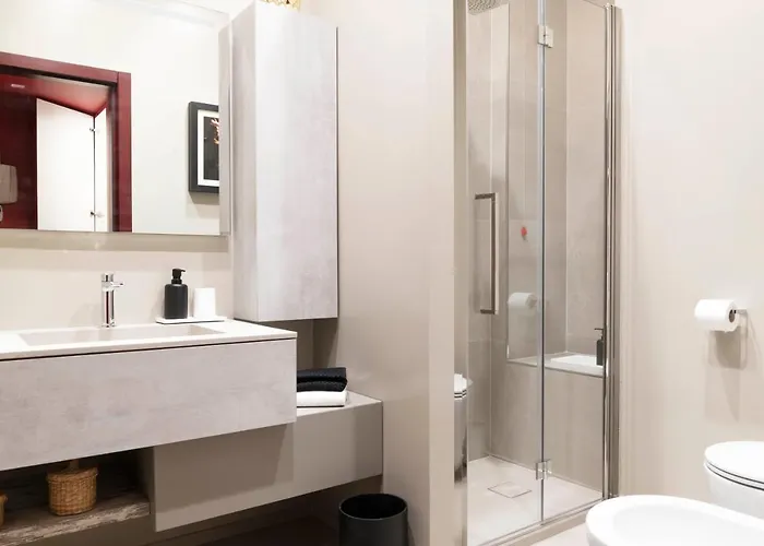 An Elegant Vacation Rental Near Duomo Milan, 2 Bedrooms, 6 Guests Milan