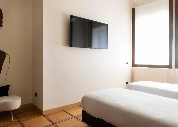 Apartment An Elegant Vacation Rental Near Duomo Milan, 2 Bedrooms, 6 Guests *
