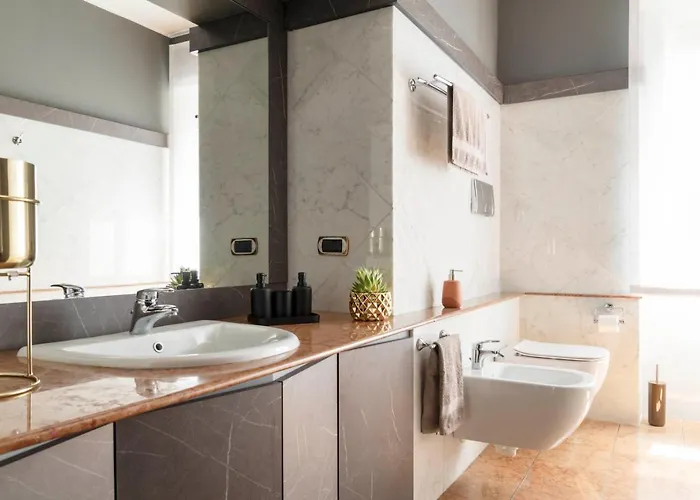 Apartment An Elegant Vacation Rental Near Duomo Milan, 2 Bedrooms, 6 Guests Milan