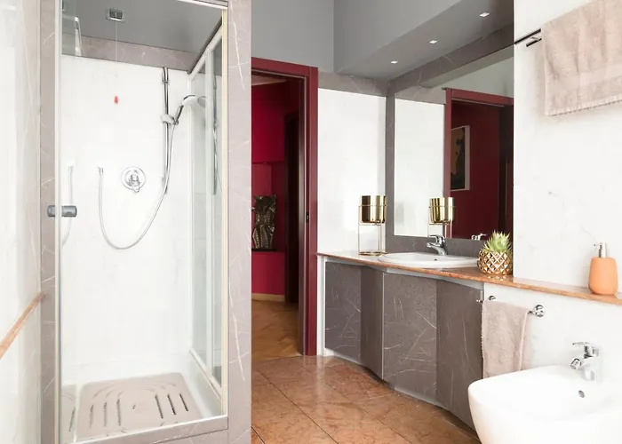 An Elegant Vacation Rental Near Duomo Milan, 2 Bedrooms, 6 Guests Milan