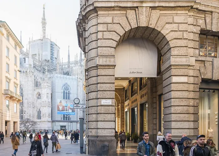 Apartment An Elegant Vacation Rental Near Duomo Milan, 2 Bedrooms, 6 Guests *