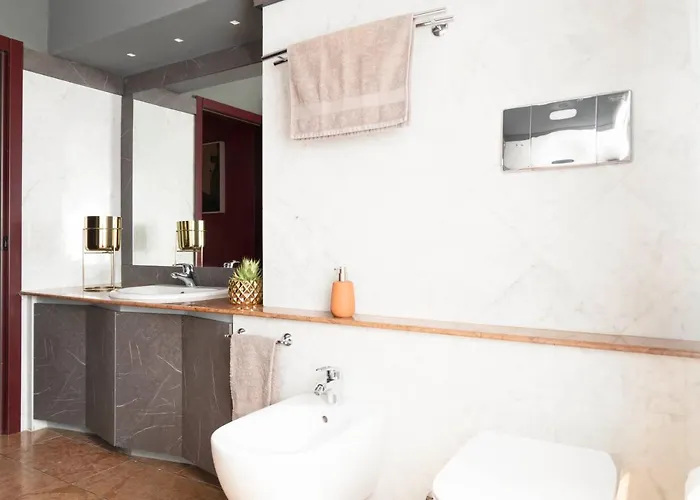 Apartment An Elegant Vacation Rental Near Duomo Milan, 2 Bedrooms, 6 Guests Milan