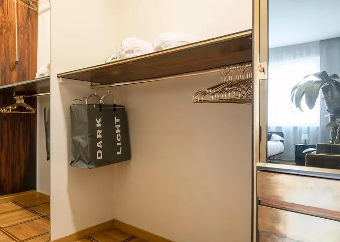Apartment An Elegant Vacation Rental Near Duomo Milan, 2 Bedrooms, 6 Guests *