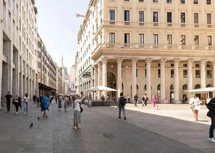 Apartment An Elegant Vacation Rental Near Duomo Milan, 2 Bedrooms, 6 Guests Milan